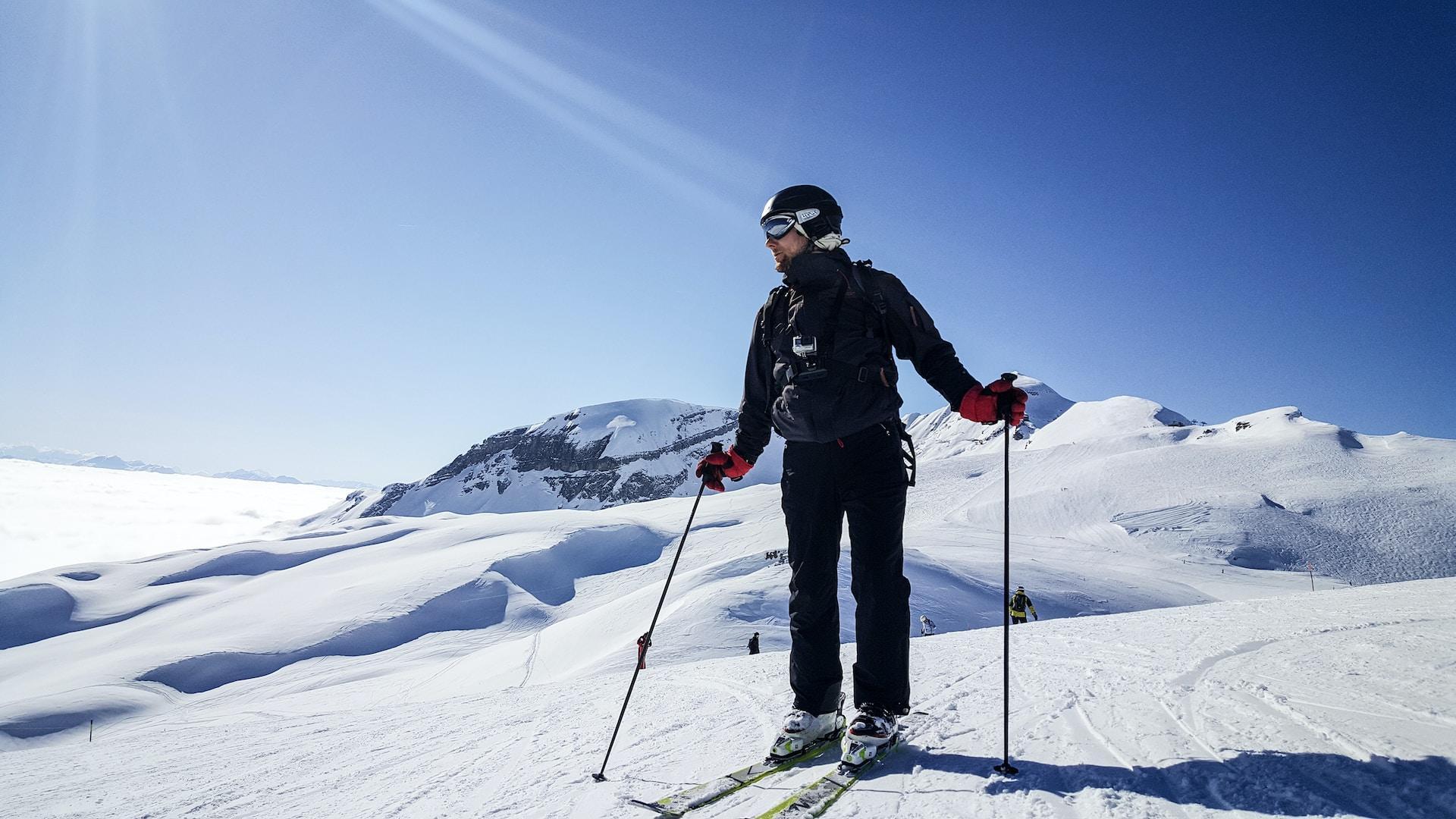 skieur en attente sur une piste