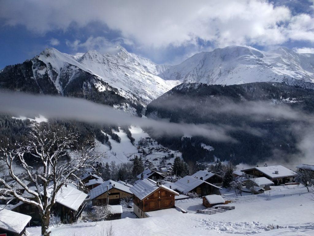 Vue de st-nicolas de veroce sur le mont blanc